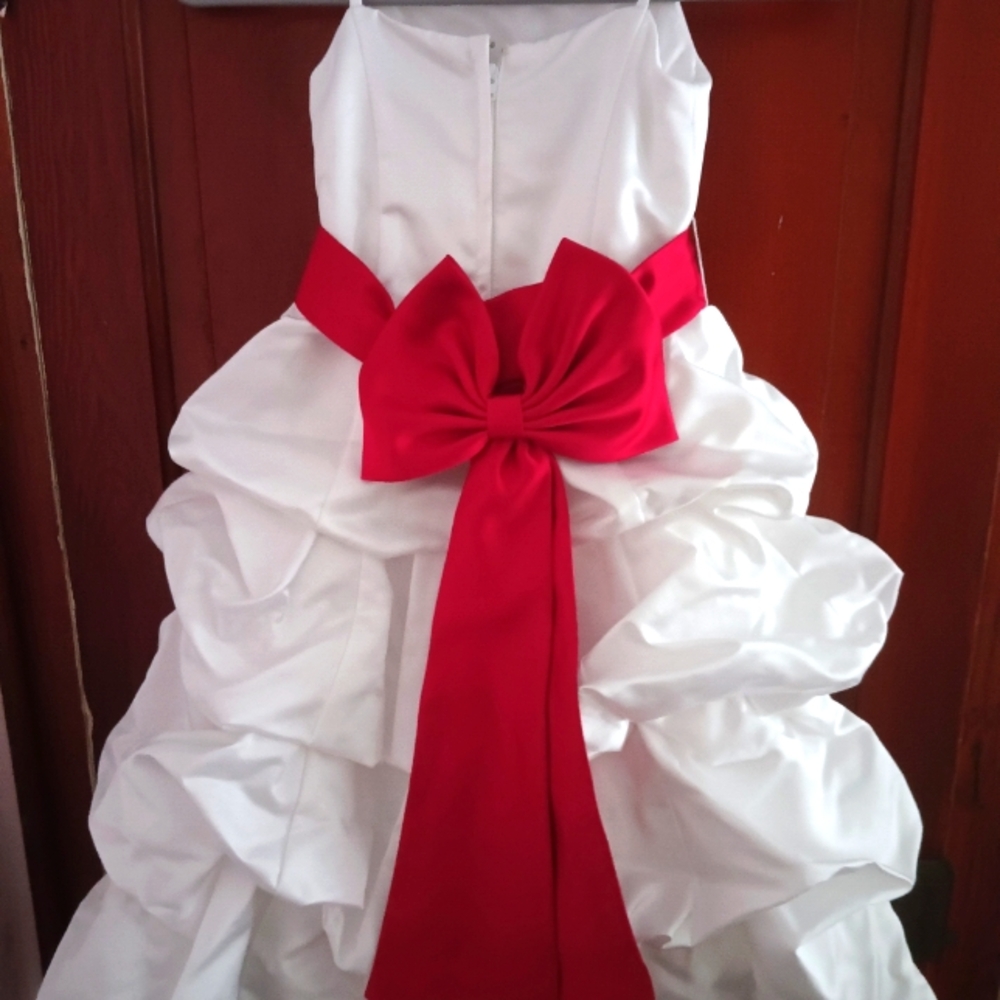 White Satin spaghetti strap formal dress. Made by David's Bridal. Size 3.